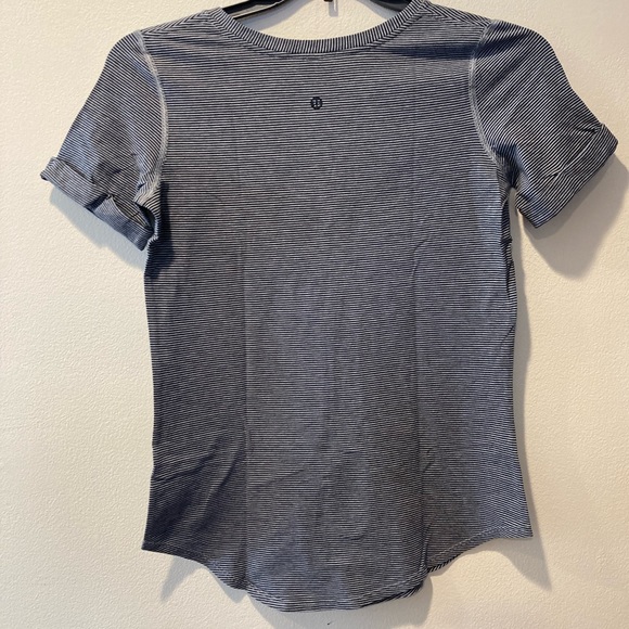 Lululemon Athletica short sleeve gray white stripe athletic exercise gym, size 4 - Picture 2 of 6